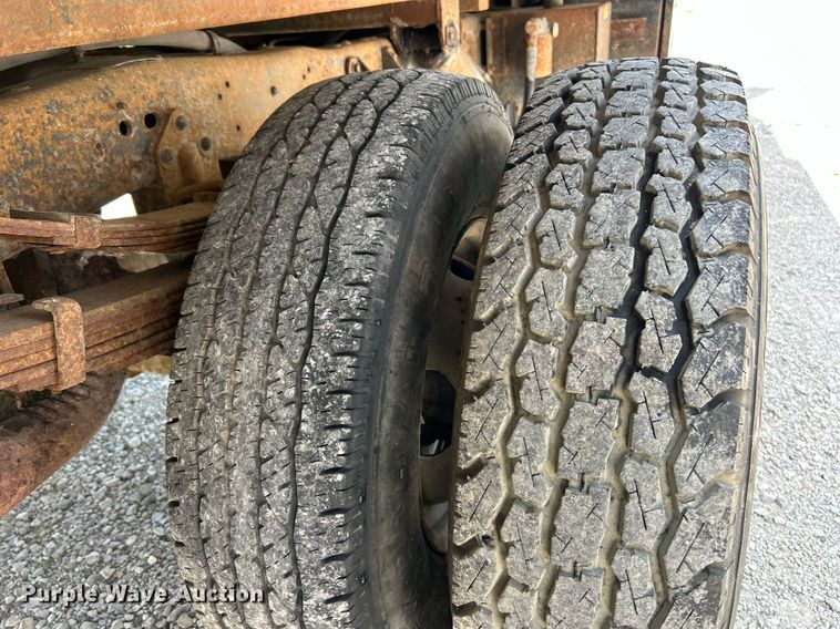 image for item EK8334 1993 Ford F450 Super Duty rollback truck