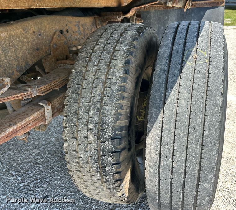 image for item EK8334 1993 Ford F450 Super Duty rollback truck