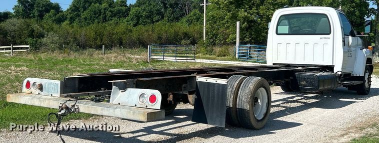 image for item EK8341 2007 GMC C5500 truck cab and chassis