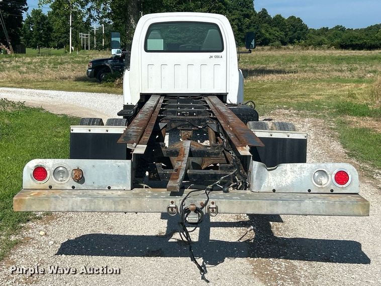 image for item EK8341 2007 GMC C5500 truck cab and chassis