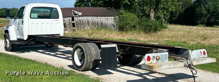 image for item EK8341 2007 GMC C5500 truck cab and chassis