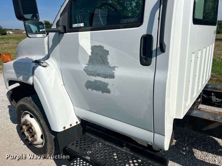 image for item EK8341 2007 GMC C5500 truck cab and chassis