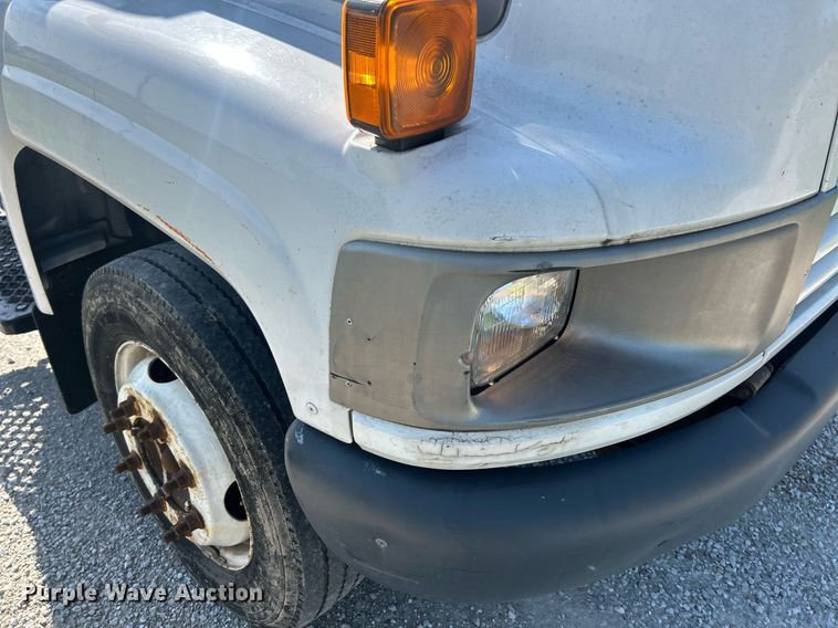 image for item EK8341 2007 GMC C5500 truck cab and chassis