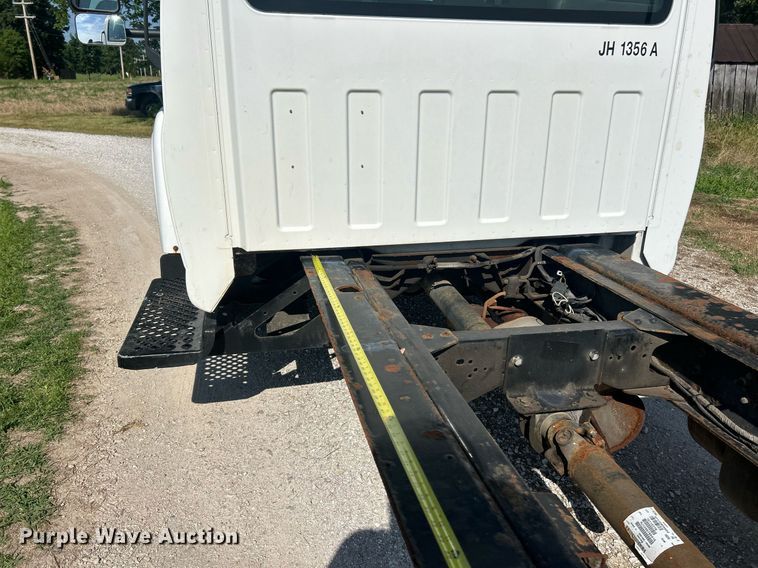 image for item EK8341 2007 GMC C5500 truck cab and chassis