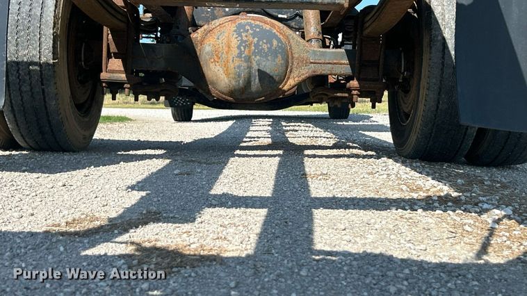 image for item EK8341 2007 GMC C5500 truck cab and chassis