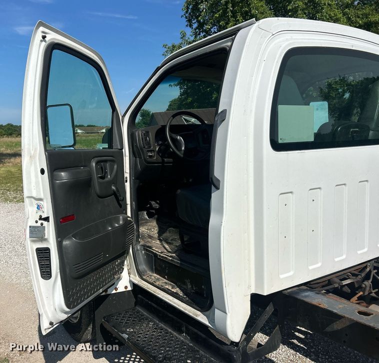image for item EK8341 2007 GMC C5500 truck cab and chassis