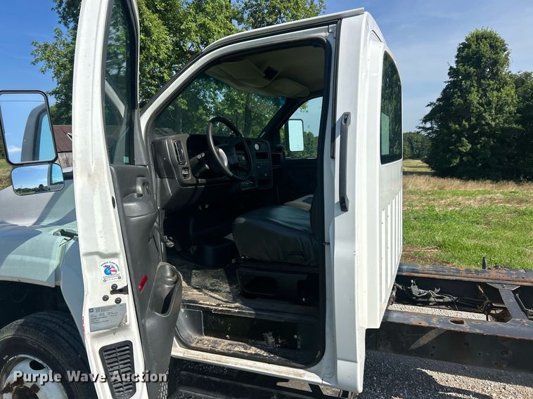 image for item EK8341 2007 GMC C5500 truck cab and chassis
