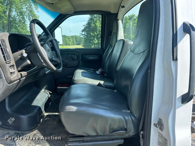 image for item EK8341 2007 GMC C5500 truck cab and chassis