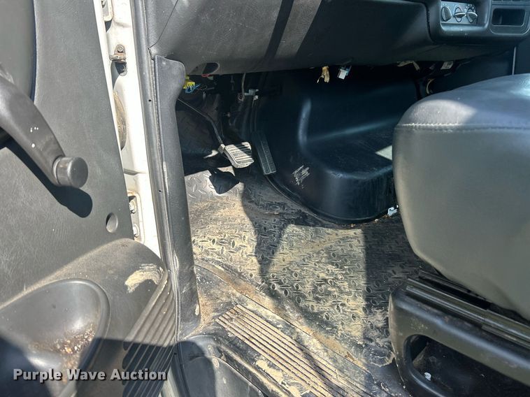 image for item EK8341 2007 GMC C5500 truck cab and chassis