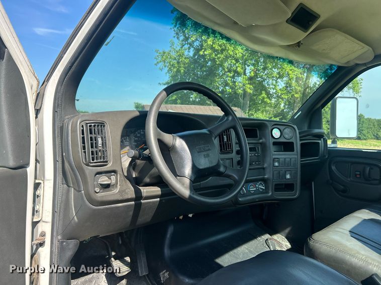 image for item EK8341 2007 GMC C5500 truck cab and chassis