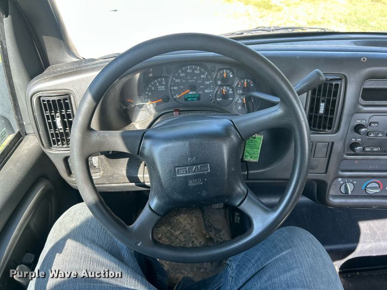 image for item EK8341 2007 GMC C5500 truck cab and chassis