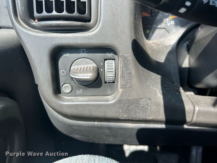 image for item EK8341 2007 GMC C5500 truck cab and chassis