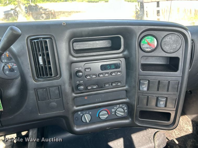 image for item EK8341 2007 GMC C5500 truck cab and chassis