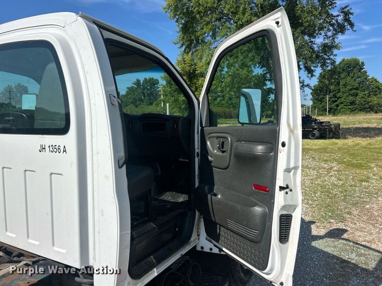 image for item EK8341 2007 GMC C5500 truck cab and chassis