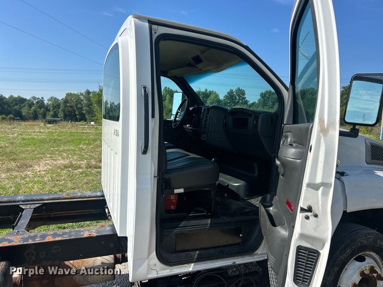 image for item EK8341 2007 GMC C5500 truck cab and chassis