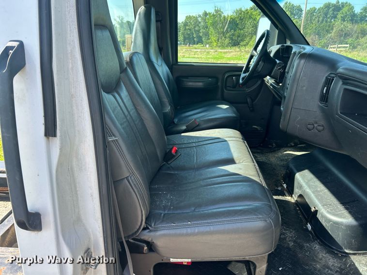 image for item EK8341 2007 GMC C5500 truck cab and chassis