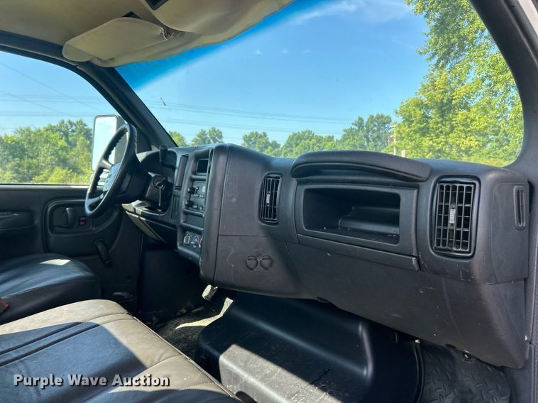 image for item EK8341 2007 GMC C5500 truck cab and chassis