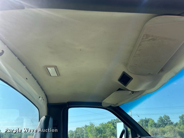 image for item EK8341 2007 GMC C5500 truck cab and chassis