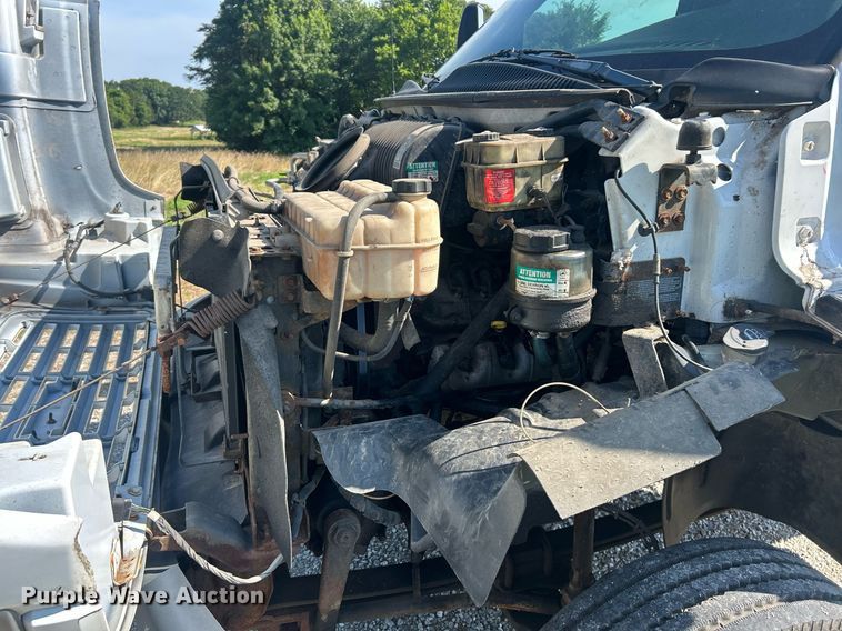 image for item EK8341 2007 GMC C5500 truck cab and chassis