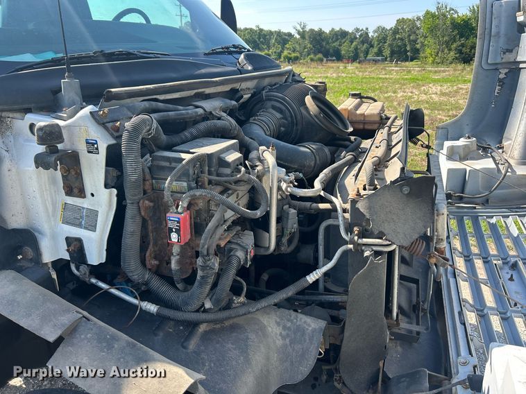 image for item EK8341 2007 GMC C5500 truck cab and chassis