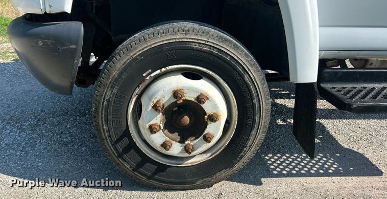 image for item EK8341 2007 GMC C5500 truck cab and chassis