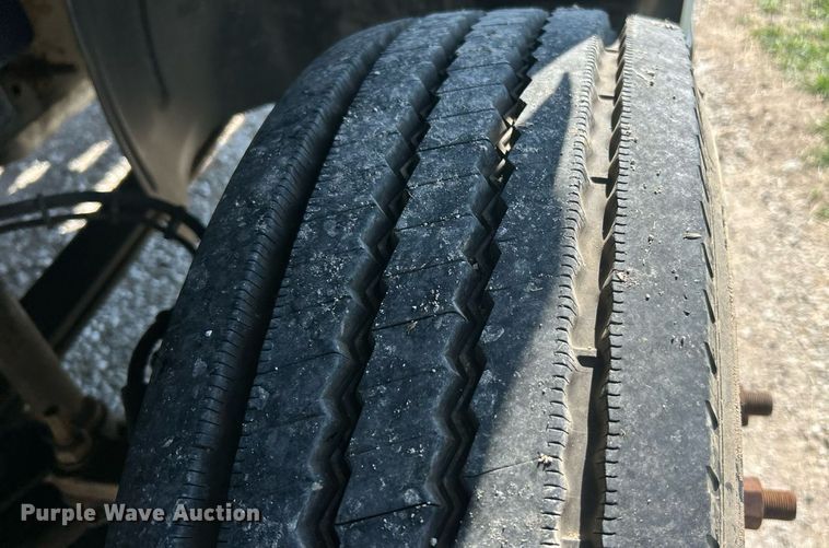 image for item EK8341 2007 GMC C5500 truck cab and chassis