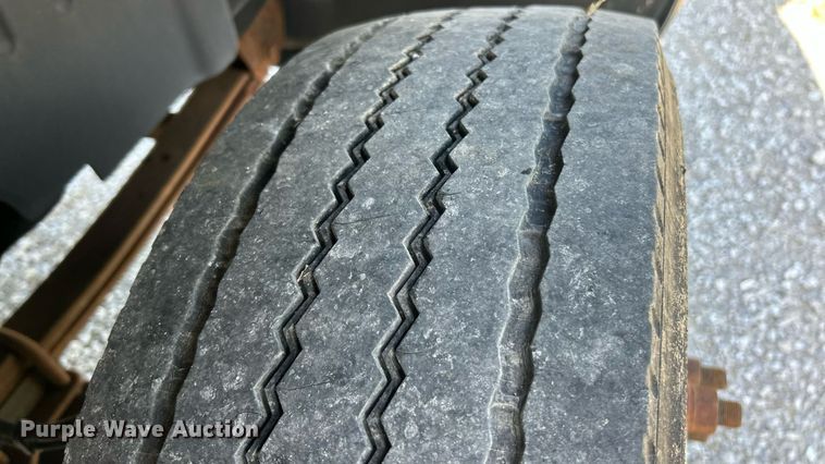 image for item EK8341 2007 GMC C5500 truck cab and chassis