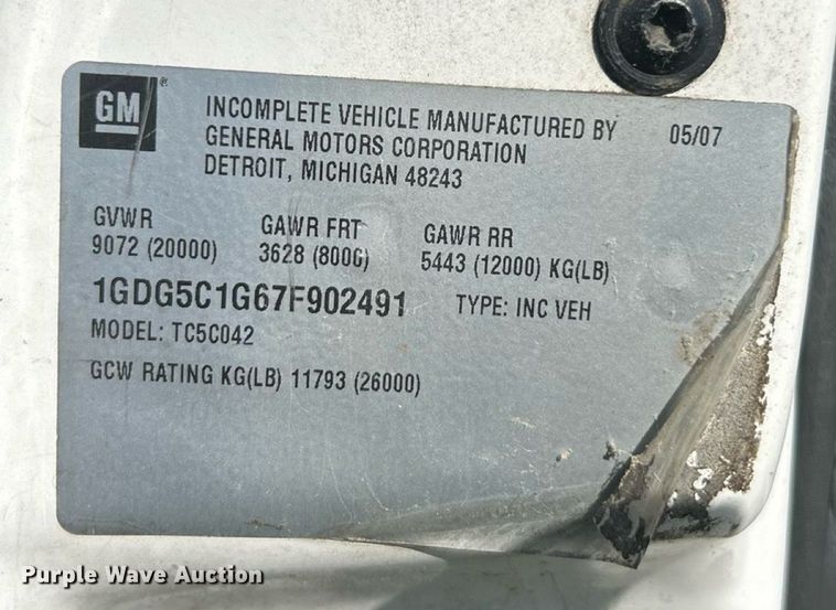 image for item EK8341 2007 GMC C5500 truck cab and chassis