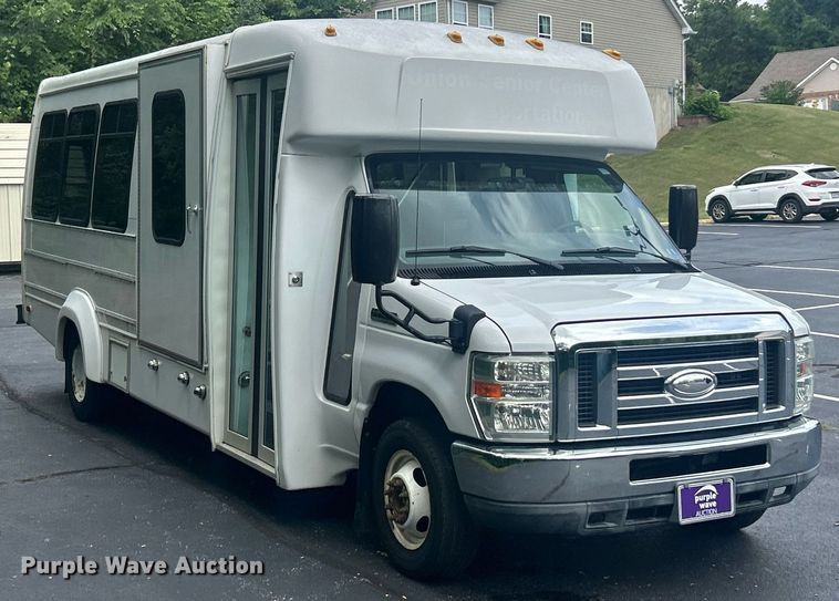 image for item EK8363 2015 Ford E450 Super Duty shuttle bus