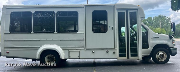 image for item EK8363 2015 Ford E450 Super Duty shuttle bus