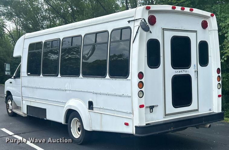 image for item EK8363 2015 Ford E450 Super Duty shuttle bus