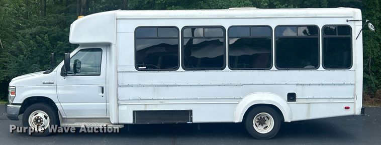 image for item EK8363 2015 Ford E450 Super Duty shuttle bus