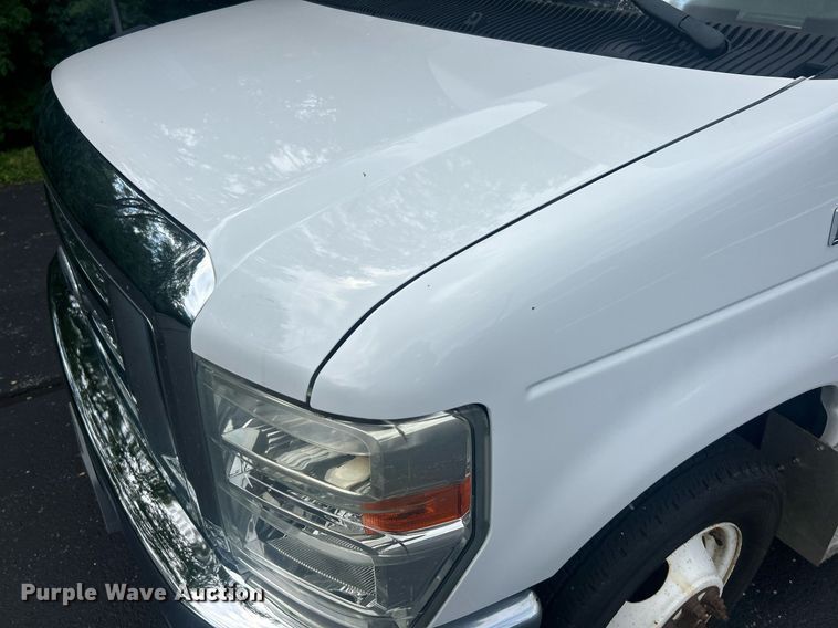 image for item EK8363 2015 Ford E450 Super Duty shuttle bus