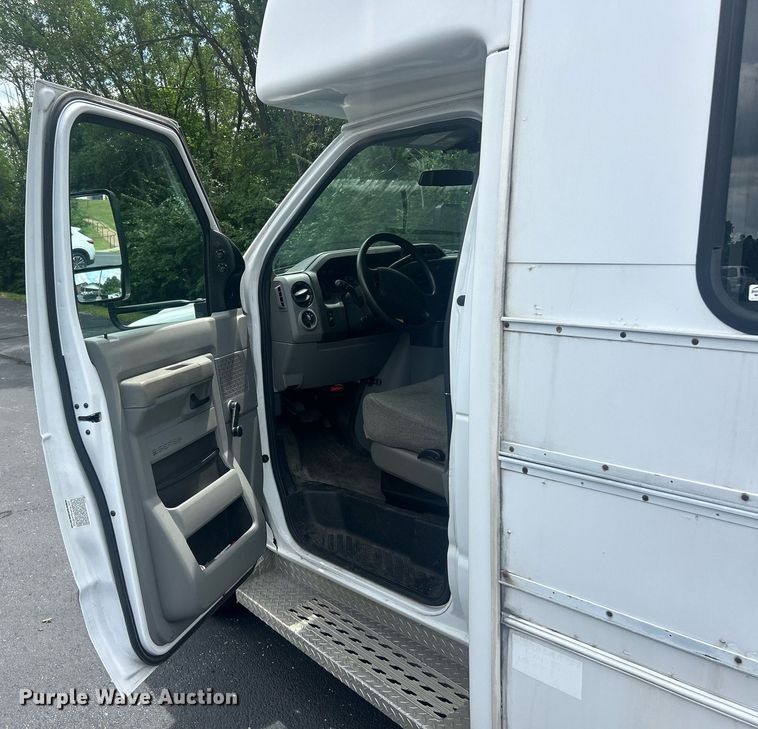 image for item EK8363 2015 Ford E450 Super Duty shuttle bus