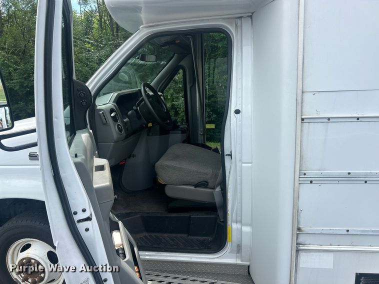 image for item EK8363 2015 Ford E450 Super Duty shuttle bus