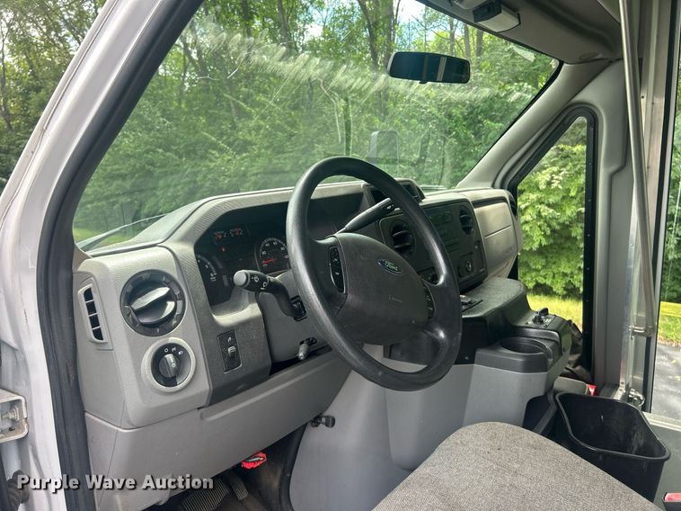 image for item EK8363 2015 Ford E450 Super Duty shuttle bus