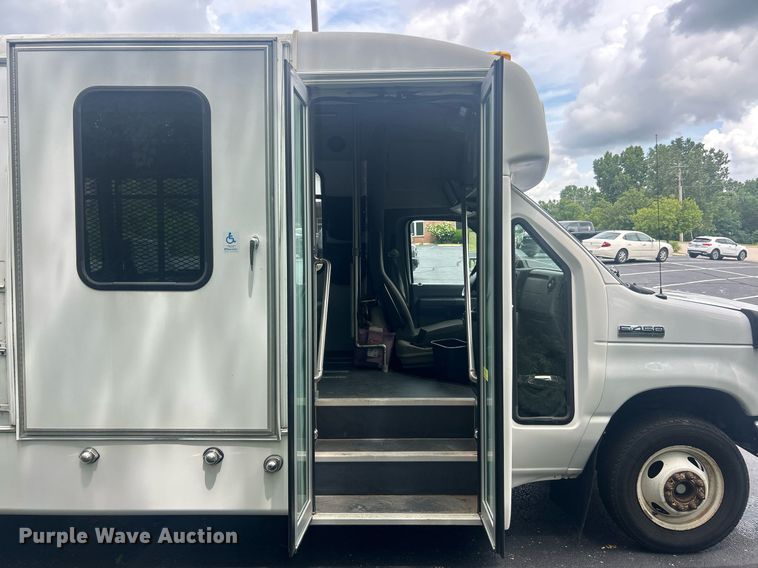 image for item EK8363 2015 Ford E450 Super Duty shuttle bus