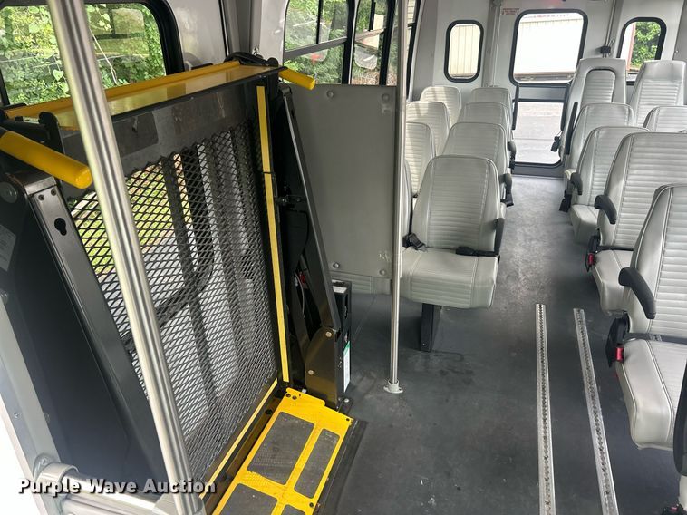 image for item EK8363 2015 Ford E450 Super Duty shuttle bus