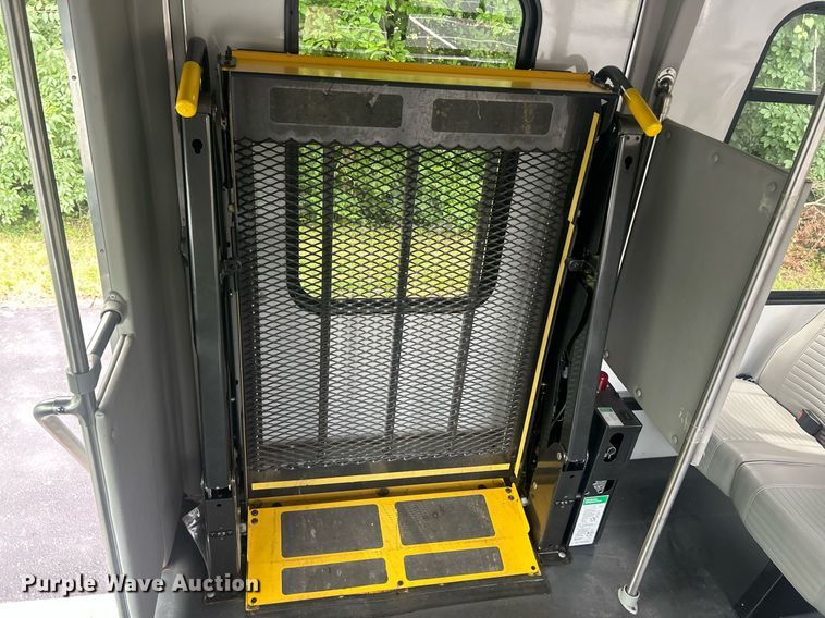 image for item EK8363 2015 Ford E450 Super Duty shuttle bus