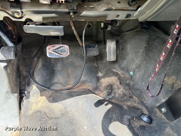 image for item EL2155 2004 Ford F450 Super Duty XL flatbed truck