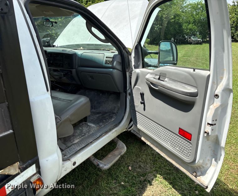 image for item EL2155 2004 Ford F450 Super Duty XL flatbed truck