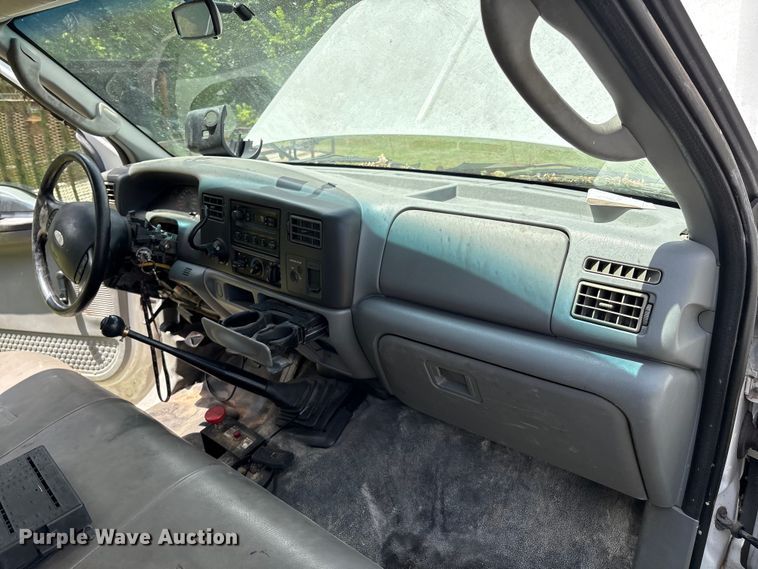 image for item EL2155 2004 Ford F450 Super Duty XL flatbed truck