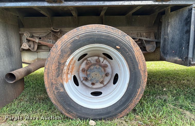 image for item EL2155 2004 Ford F450 Super Duty XL flatbed truck