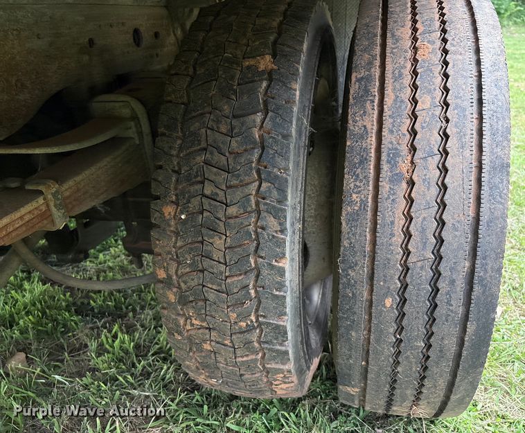 image for item EL2155 2004 Ford F450 Super Duty XL flatbed truck