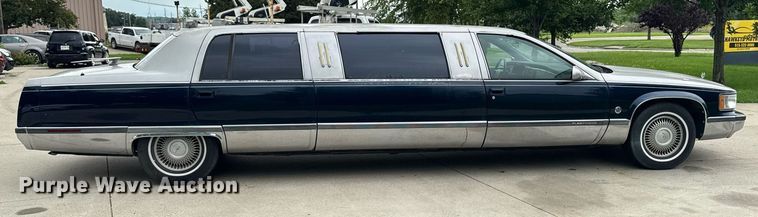 image for item EM2127 1995 Cadillac Fleetwood limousine