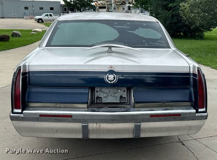 image for item EM2127 1995 Cadillac Fleetwood limousine