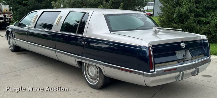 image for item EM2127 1995 Cadillac Fleetwood limousine