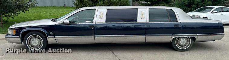image for item EM2127 1995 Cadillac Fleetwood limousine