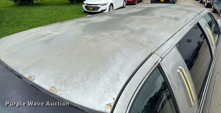 image for item EM2127 1995 Cadillac Fleetwood limousine