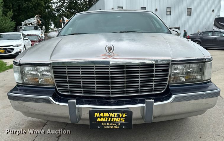 image for item EM2127 1995 Cadillac Fleetwood limousine